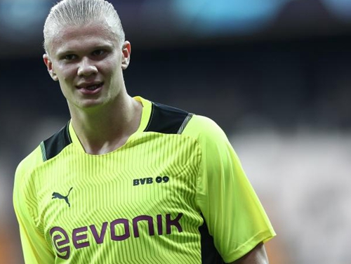 萨拉赫无缘利物浦欧冠名单，斯洛特称俱乐部必须作出回应；此前萨拉赫因未首发炮轰球队