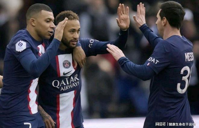 英媒：吉藤斯受伤后情况并不严重，将继续留在英格兰U21队（英媒：吉藤斯伤势不重，仍将留队随英格兰U21征战）