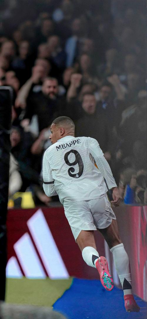 活塞逆转击败开拓者，坎宁安和邓罗关键表现助力取胜，展现强大韧性。