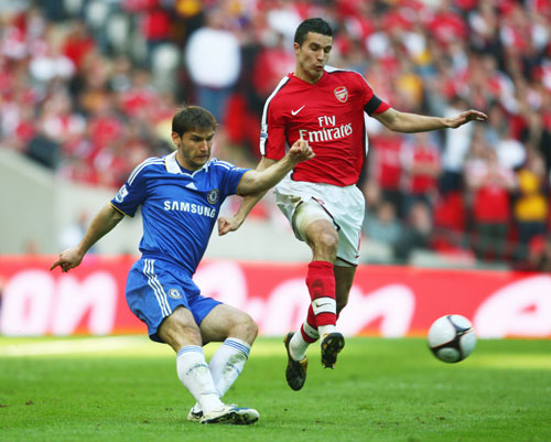 替补登场，吉鲁收获职业生涯欧战赛事百场里程碑（吉鲁替补亮相，职业生涯欧战第100场达成）