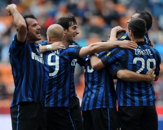 弗赖堡的文森佐·格拉菲诺（32岁）在打破俱乐部德甲进球纪录时向尼尔斯·彼得森致敬（弗赖堡32岁前锋文森佐·格拉菲诺破队史德甲进球纪录，致敬尼尔斯·彼得森）