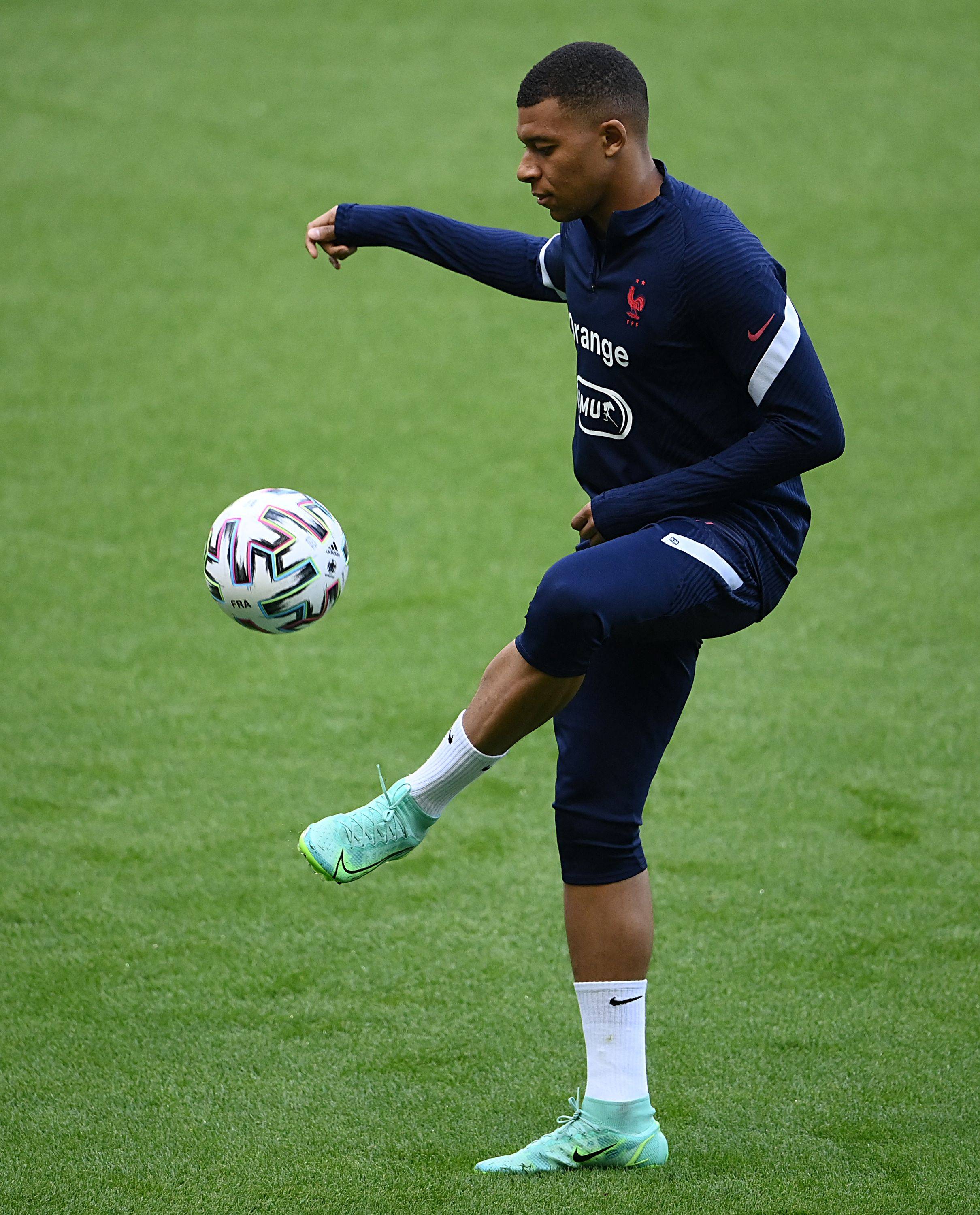 中超：山东泰山主场2-0完胜青岛队