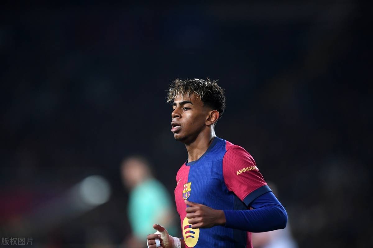 英超15轮阿森纳1-2负维拉仍居榜首，曼城3-0胜桑德兰紧追（英超第15轮：阿森纳1-2不敌维拉仍领跑，曼城3-0胜桑德兰紧追其后）