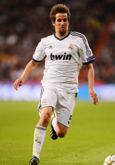 传统环节，利物浦全队戴圣诞帽在训练场拍大合照（利物浦延续传统 全队戴圣诞帽训练场大合影）