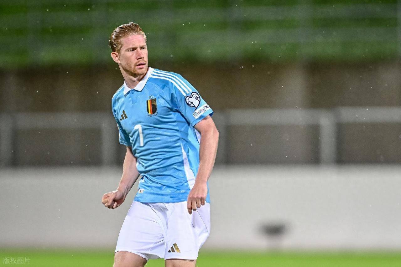 为国出战14次打进1球，尹鸿博获得印有19号的国足纪念球衣（尹鸿博获19号国足纪念球衣：14次出场贡献1球）