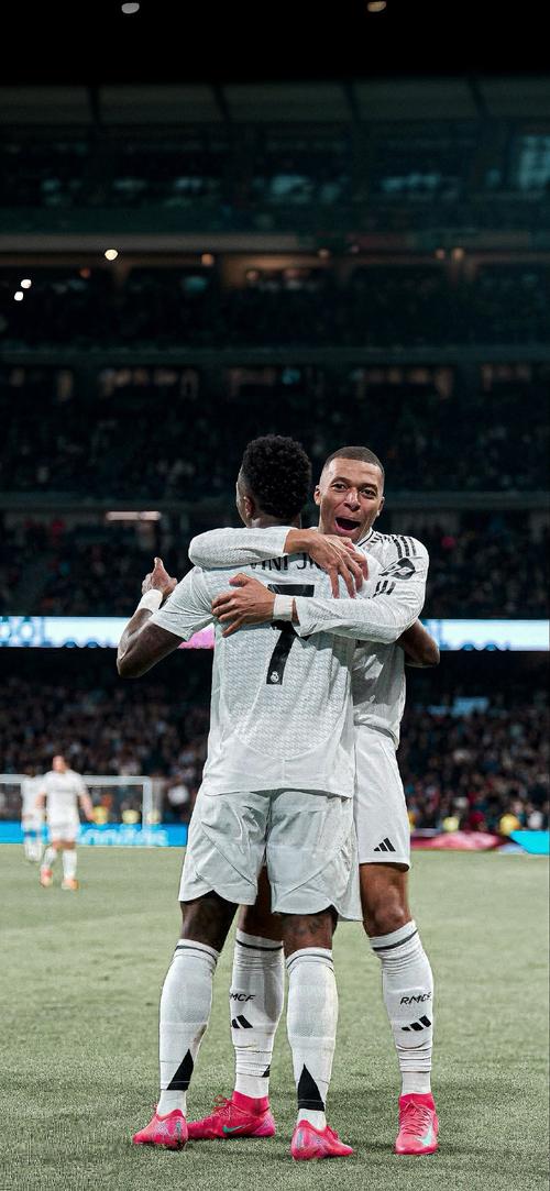 萨拉赫在社媒晒照庆祝圣诞节，被网友怒批背弃信仰（萨拉赫晒圣诞照惹争议：遭网友质疑违背信仰）